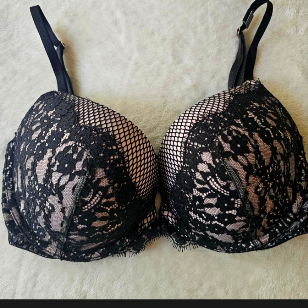 32DD VERY SEXY VICTORIA SECRET 🖤🖤🖤🖤Never worn New with Tags black and pin